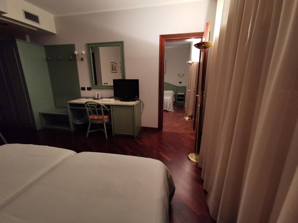 Hotel Le Ville Modena Dış mekan fotoğraf
