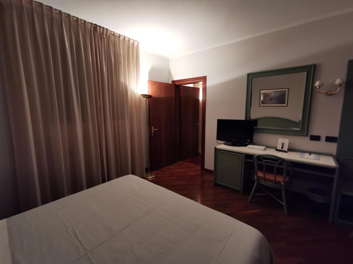 Hotel Le Ville Modena Dış mekan fotoğraf