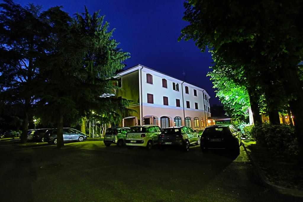 Hotel Le Ville Modena Dış mekan fotoğraf