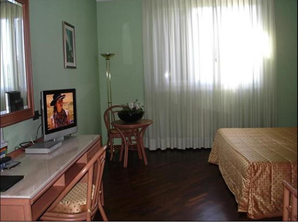 Hotel Le Ville Modena Oda fotoğraf
